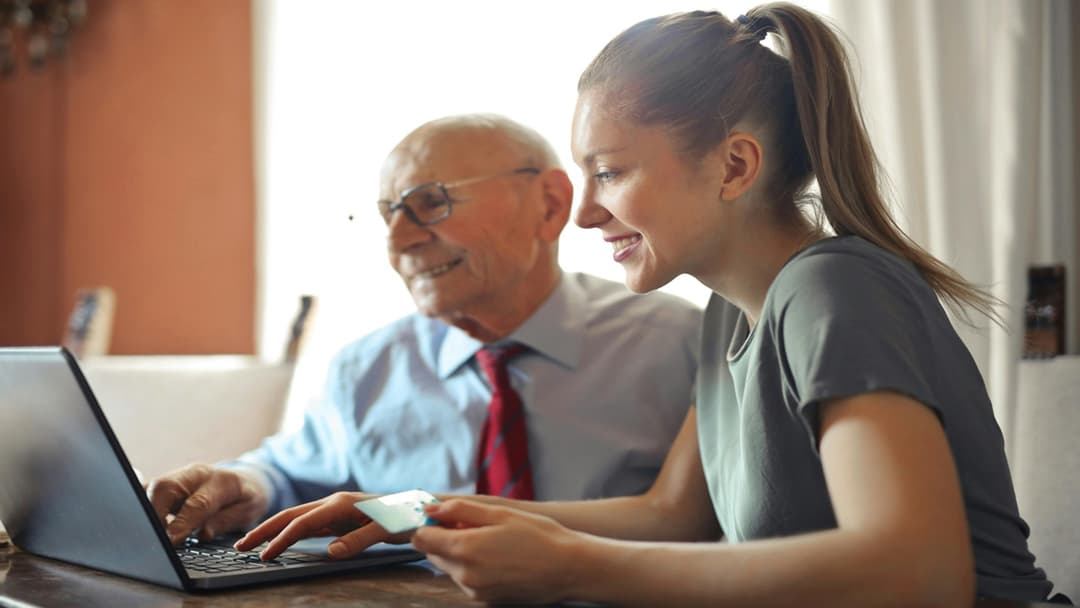 Cohabitation Seniors et Étudiants : Les avantages d’un logement intergénérationnel